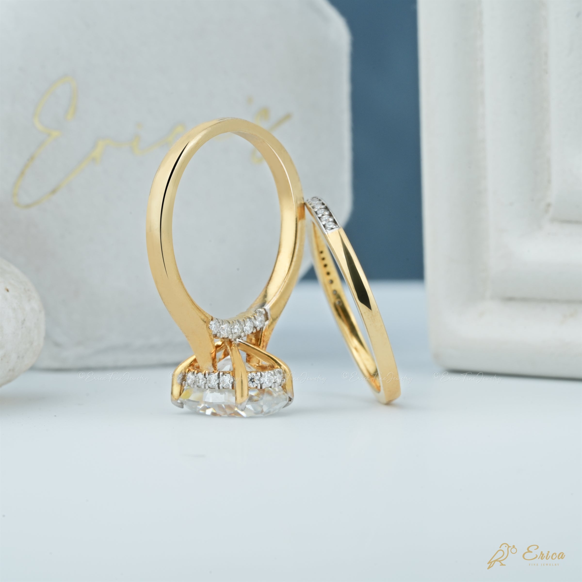 The Timeless - Oval Hidden Halo Bridal Set